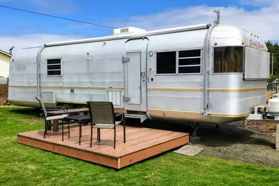 Image de Perpetua - notre remorque vintage confortable sur la cĂ´te de l'Oregon