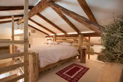 Image de chalet de ferme de foin romantique repos sur des lits de foin avec wifi sauna jardin