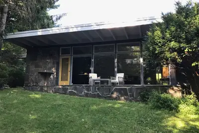 Image de Joyau du milieu du siècle avec piscine chauffée à un mille de la ville