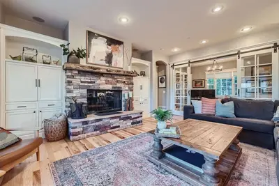Image de Superbe maison familiale sur 12 acres, Hot Tub, Tree House, Fire Pit
