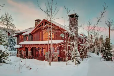 Image de Faites de merveilleux souvenirs de montagne Ă vie! Presque 8000 Sf Ă la maison! !