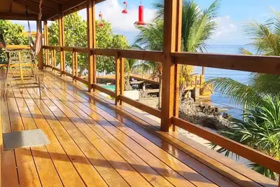 Maison neuve en bord de mer avec vue imprenable et récif de classe mondiale