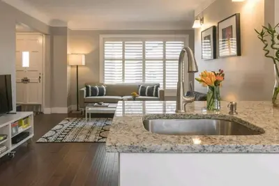 Image de Magnifique au centre-ville de Royal Oak! Designer Home, Perfect Reviews, 2 salles de bain complètes!