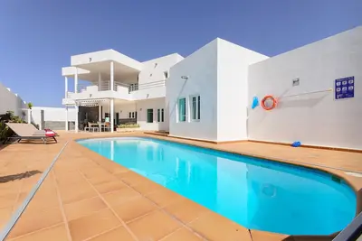 Image de Villa luxueuse avec vue panoramique, multiples terrasses et grande piscine