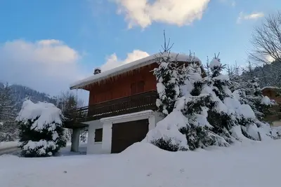 Image de Chalet savoyard avec terrasse, proche des pistes et vue sur montagne