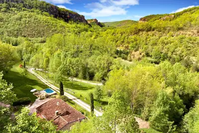 Image de Belle maison en pierres dans un grand parc, piscine chauffée, calme assuré