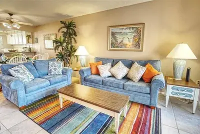 Image de *** 11 Au 26 Mai Et 27 Juillet - 3 AOÛT 800 $ / Wk + frais<br>UNITÉ De Rez-De-CHAUSSÉE<br>2 Br 2 Ba Sleeps 6 Pet Friendly (voir conditions ci-dessous)