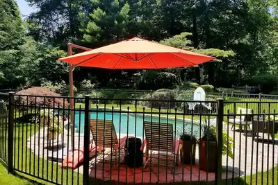 Image de Magnifique Piscine Et Porche CRIBLÉ! Maison privée, proche de Tout! !