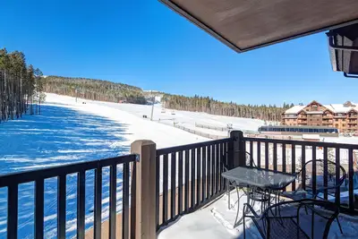 Image de Sur Les Pistes. Une RÉPONSE Rapide. Unité de coin côté ski, Crystal Peak Lodge 2br / 2ba