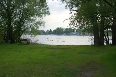 Image de Lakeside avec -Maintenant Konsolenboot- et location de canoës à nos clients