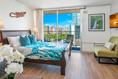 Image de Honolulu Studio avec feux d'artifice du vendredi soir, à proximité des attractions!