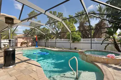 Image de Maison de luxe avec piscine chauffée, jacuzzi, barbecue et salle à manger! Meilleur emplacement!