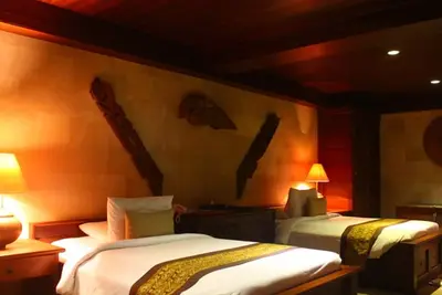 Image de beaux bungalows séparés au coeur de la forêt tropicale