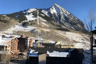 Image de 4 Br, dort 9 condo de montagne avec piscine et bain à remous!