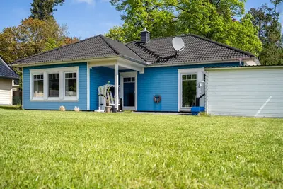 Image de Cottage, 2 chambres avec Tv, 2 salles de bain, haut de gamme, sauna, cheminée, 300 m de Müritz, Internet sans fil