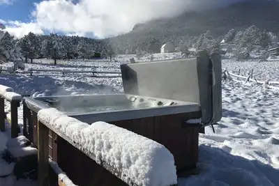 Image de Belle cabine avec bain Ă remous - Ă quelques minutes du parc Estes et du Rmnp!