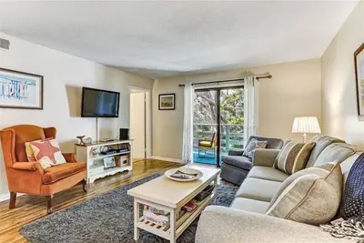 Image de Vous allez adorer ce condo récemment rénové de 2 chambres, 2 salles de bain et 2e étage! Il est joliment décoré, entièrement équipé et meublé et prêt à vous permettre de profiter de la cuisine ouverte, de la salle à manger et du plan de la salle de sé. .
