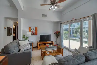 Image de Condo au rez-de-chaussée avec piscine commune entourée de lagon, à pied de la plage!