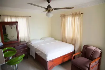 Image de Appartement d'une chambre amélioré avec balcon cuisine complète à Santo Domingo Este - Studio de luxe, une chambre, Kitchenette Vue sur la ville - WiFi gratuit