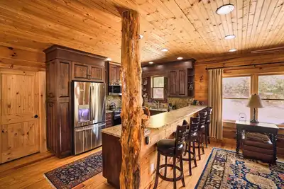 Image de Penrose Cabin 'Peaceful Getaway' w / Hot Tub & Pond!