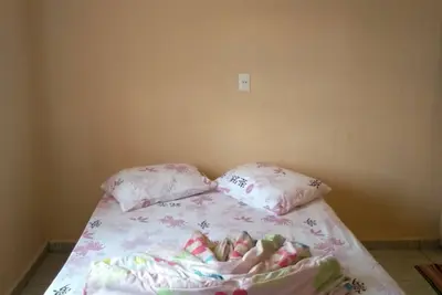 Image de Chambre avec lit double, salle de bain et Tv