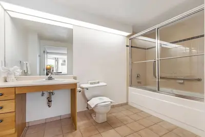 Image de Spacieuse vrai Slopeside Pistes de ski, ski accessibles au Woodrun Lodge - Forest View Slopeside Condo w / Den + piscine et bain à remous (unité 202)