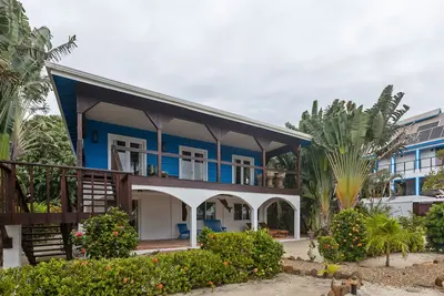 Image de Maison en bord de mer avec quai, patio, terrasse, hamacs et belle vue sur la mer!