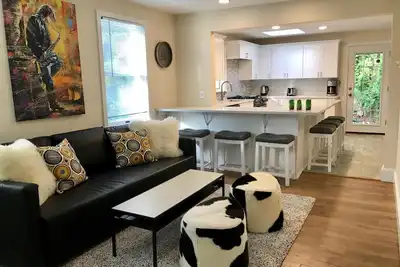 Image de Downtown Princeton Modern 2 Br Home w \/ Loft