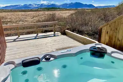 Image de Belle cabine élégante et unique avec bain à remous près du glacier Snæfellsjökull