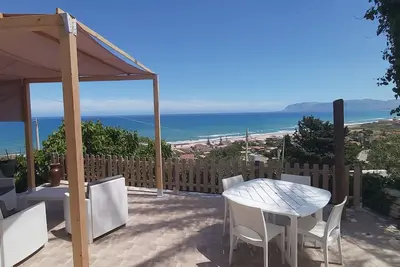 Image de Villa avec terrasse donnant sur la mer et jacuzzi extérieur