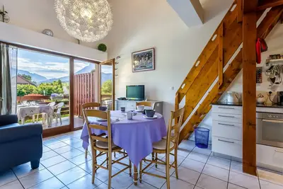 Image de Appartement tout confort avec vue montagnes Ă 200m du lac. Grande Terrasse.