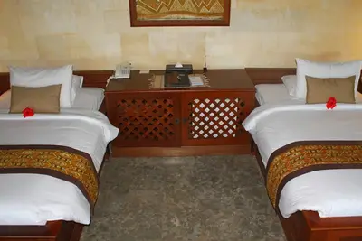 Image de beau bungalow séparé au coeur de la forêt tropicale