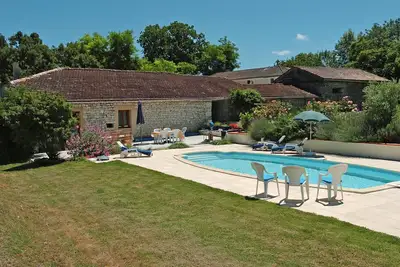 Image de 2 chambres 2 salles de bains Quercy traditionnelle grange en pierre