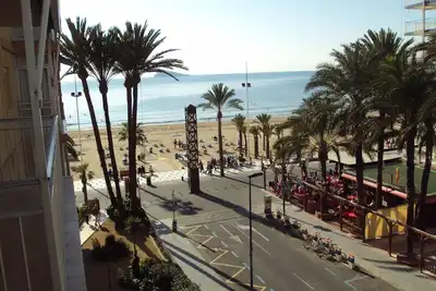 Image de Front Line La Goleta Apts donnant sur l'île de Benidorm et la plage de Levante