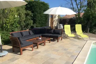 Image de Villa française \/ scandinave, grande piscine dans un jardin méditerranéen isolé