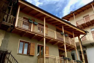 Image de Spa et trekking sur les montagnes des Dolomites pour les familles et amis