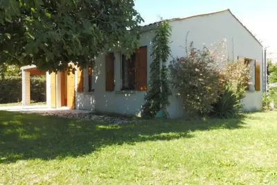 Image de Maison proche plage avec terrasse couverte édifiée sur un terrain clos et arboré