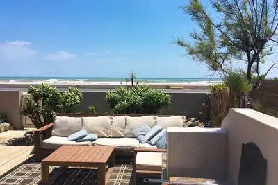 Image de Face Ă la mer, pieds dans le sable - un plain-pied avec une grande terrasse