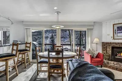 Image de Condo élégant avec une vue imprenable, très bien situé et des équipements fantastiques