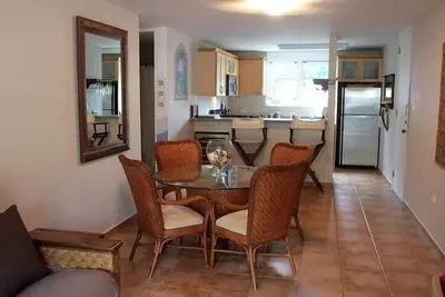 Image de Beachfront, Elegant Garden Apt 2br-2ba by Rainforest