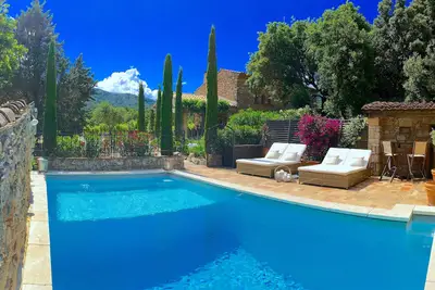 Image de Bastides luxueuses avec piscine sur un vignoble vierge dans un endroit magnifique