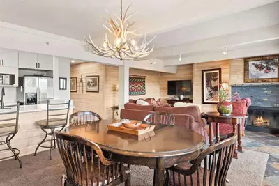 Image de Condo fantastique avec piscine et bain à remous, arrêt de la navette et terrasse privée avec barbecue