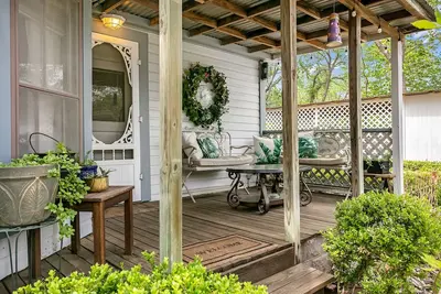 Image de Cottage Butterfly absolument charmant, 2/2 Charmant cottage en ville, animaux acceptés!