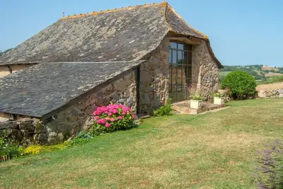 Image de Retraite de conversion de grange paisible avec piscine privée et vue panoramique