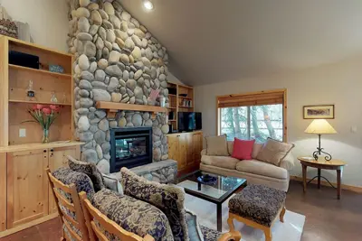Image de Condo avec terrasse et bain à remous partagé - près de la piste cyclable, 1 mile to lifts!