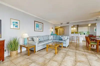 Image de Superbe condo au bord de l'eau avec piscine, bain à remous, salle de sport et tennis communs