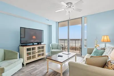 Image de Condo en bord de mer joliment décoré près de Barefoot Landing, House of Blues et plus
