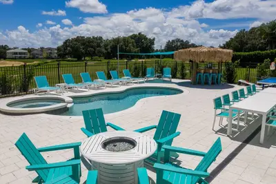 Image de Villa sur mesure de luxe avec salle d'arcade, superbes lits superposés et vues sur le parcours de golf