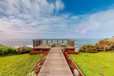 Chalet en bord de mer w / pont, vue imprenable à 180 degrés et 7. 5 acres