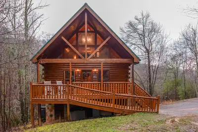 Cabane en rondins avec bain à remous, terrasses, table de billard et cheminée à proximité des attractions
